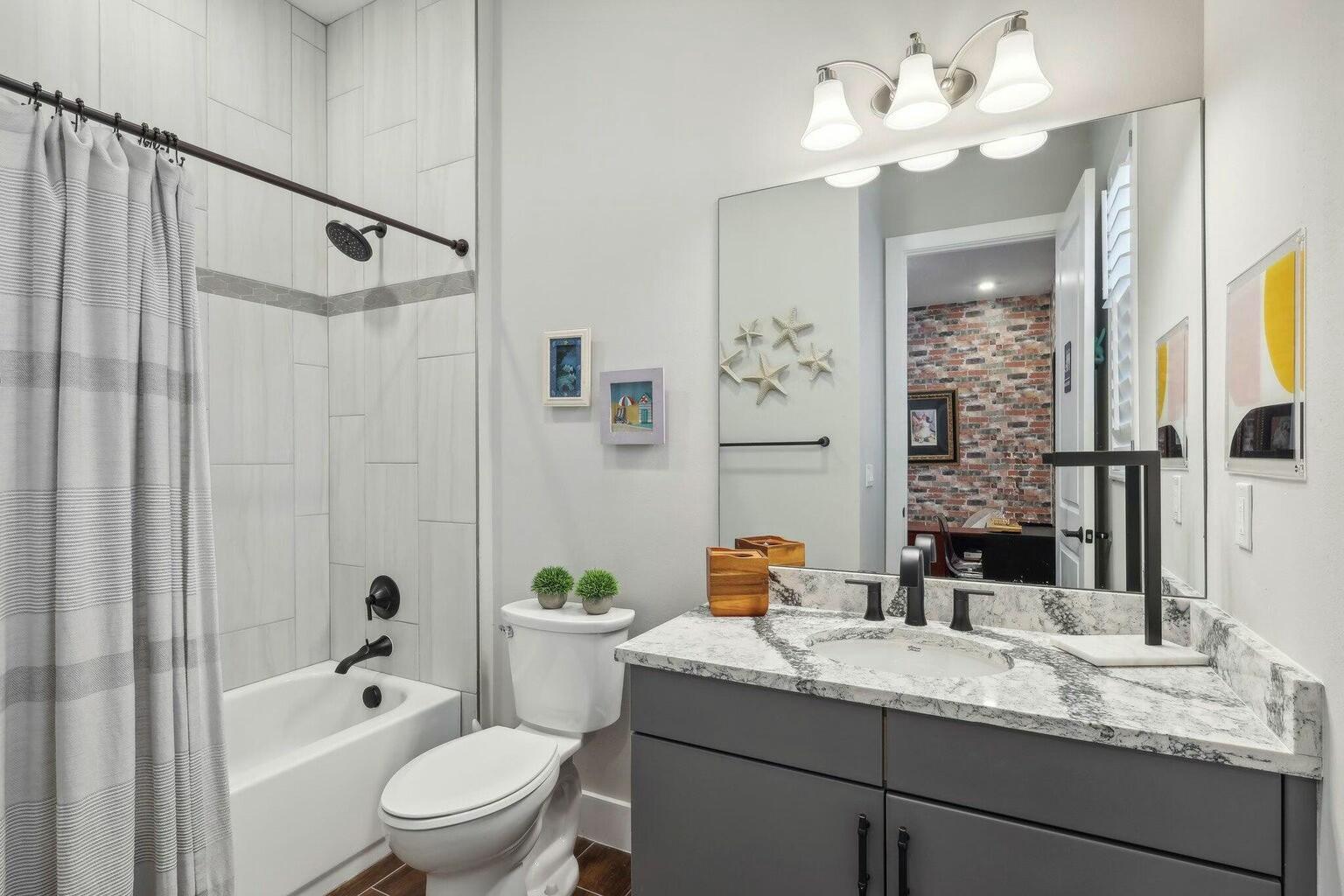 5570 Anna Maria Lane