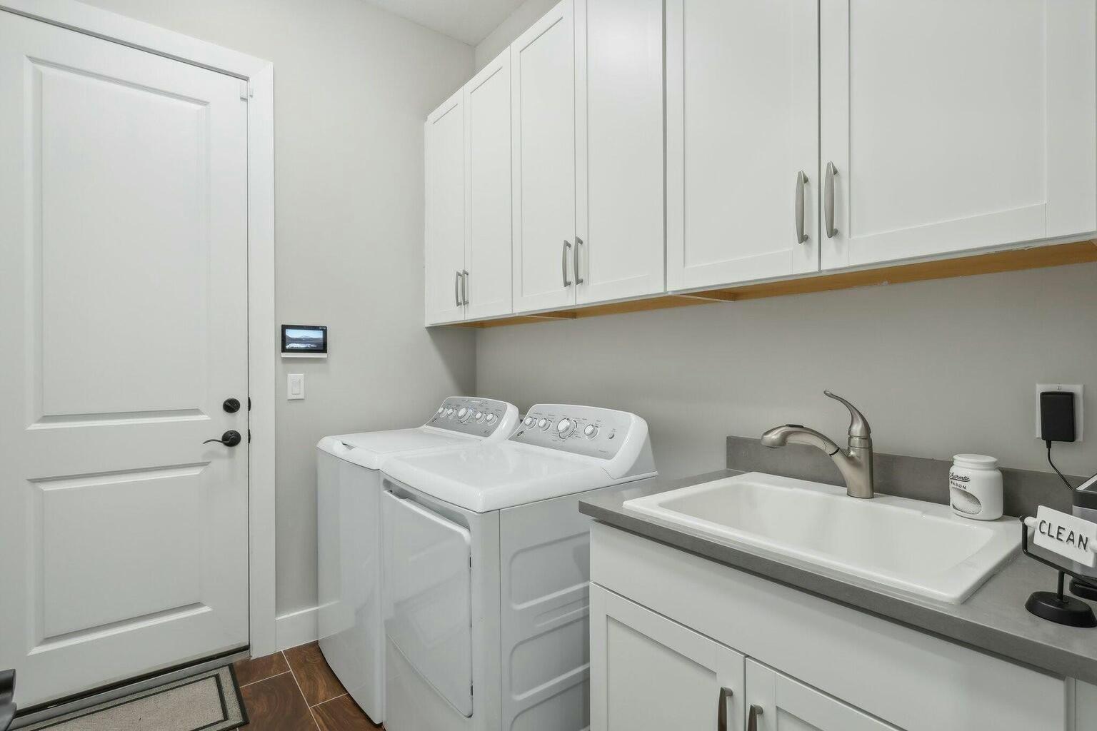 5570 Anna Maria Lane