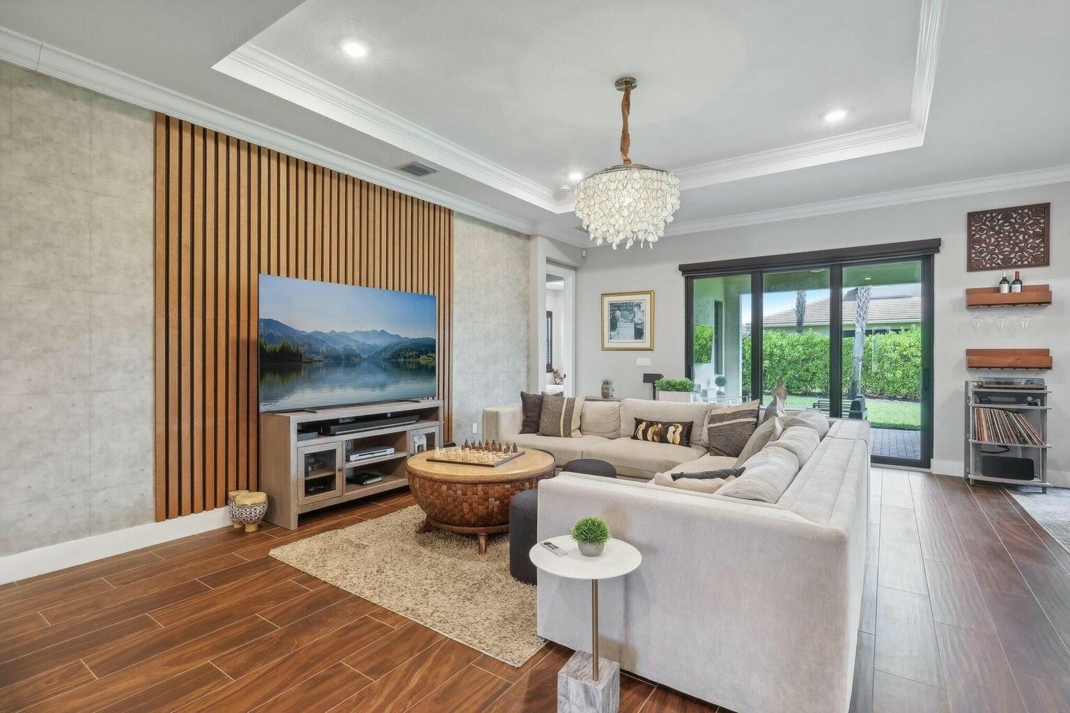 5570 Anna Maria Lane