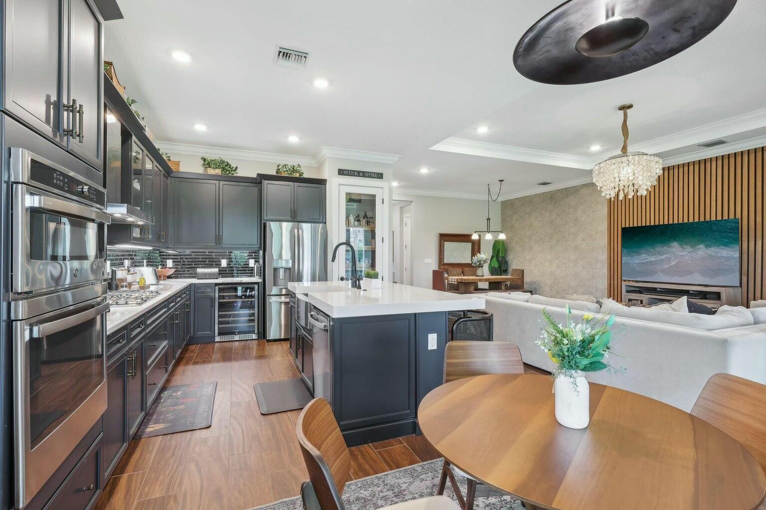 5570 Anna Maria Lane