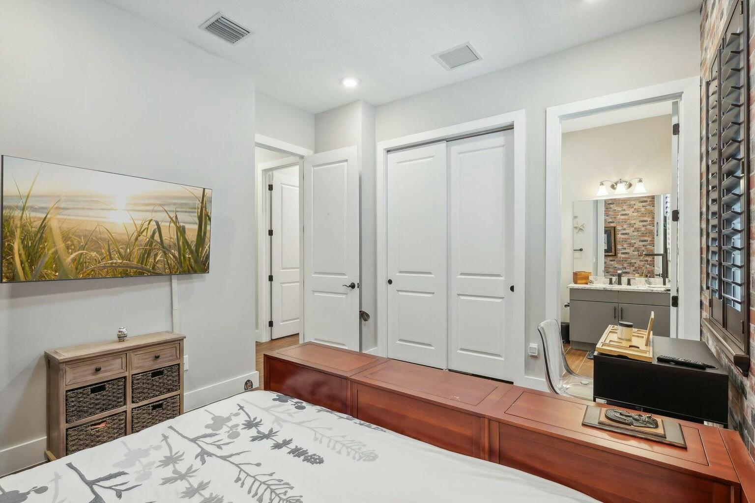 5570 Anna Maria Lane