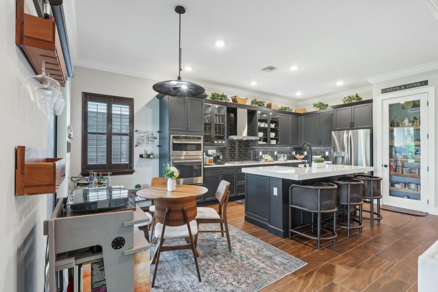 5570 Anna Maria Lane