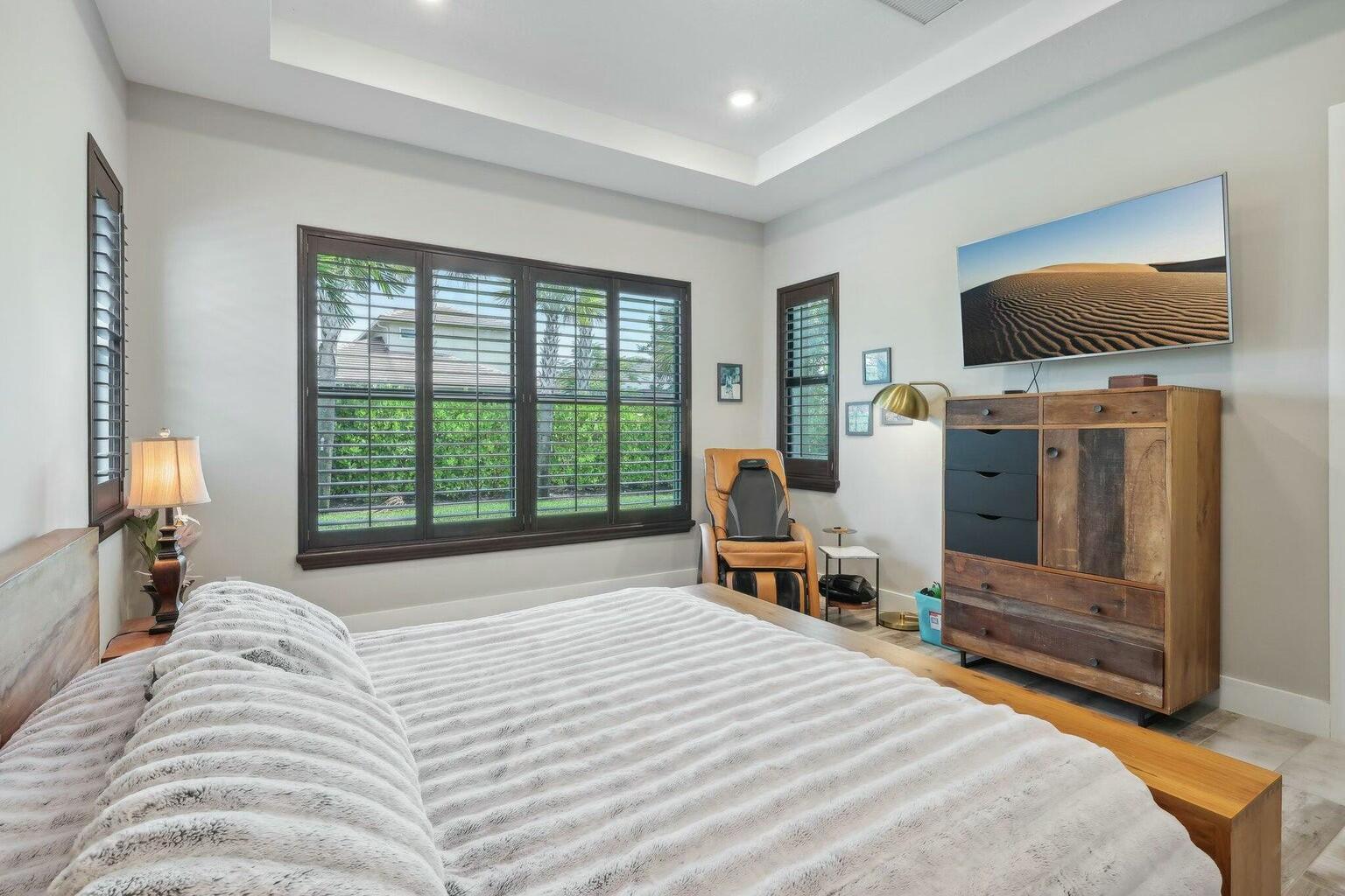 5570 Anna Maria Lane