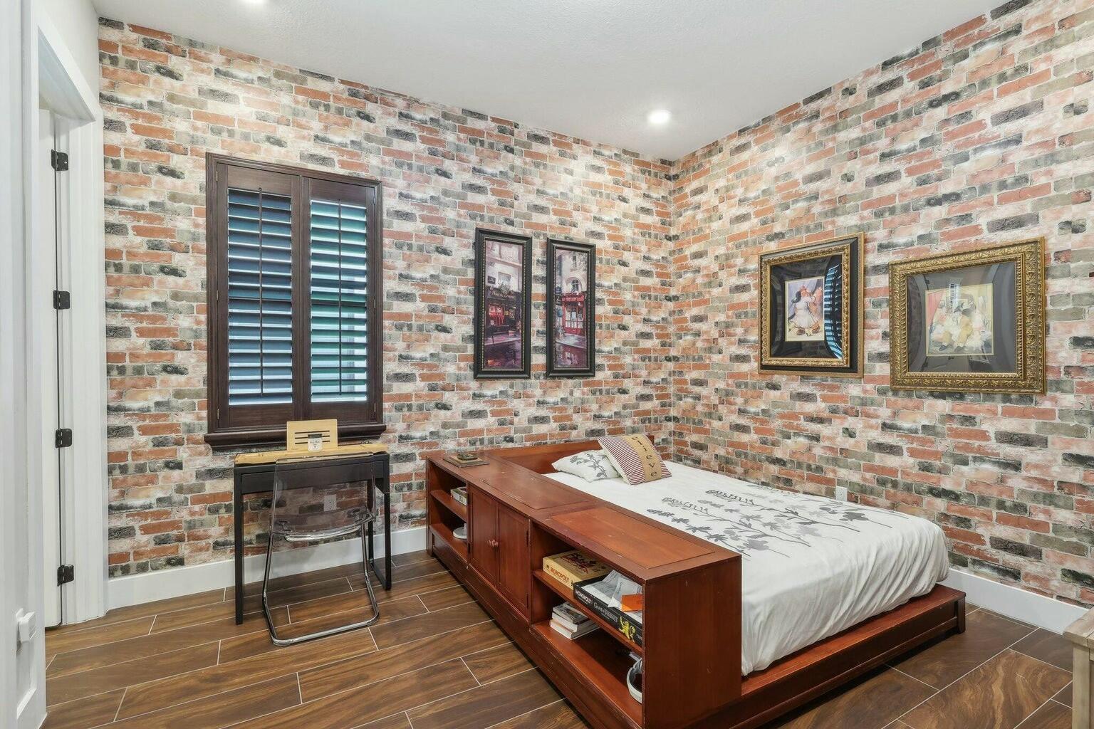 5570 Anna Maria Lane