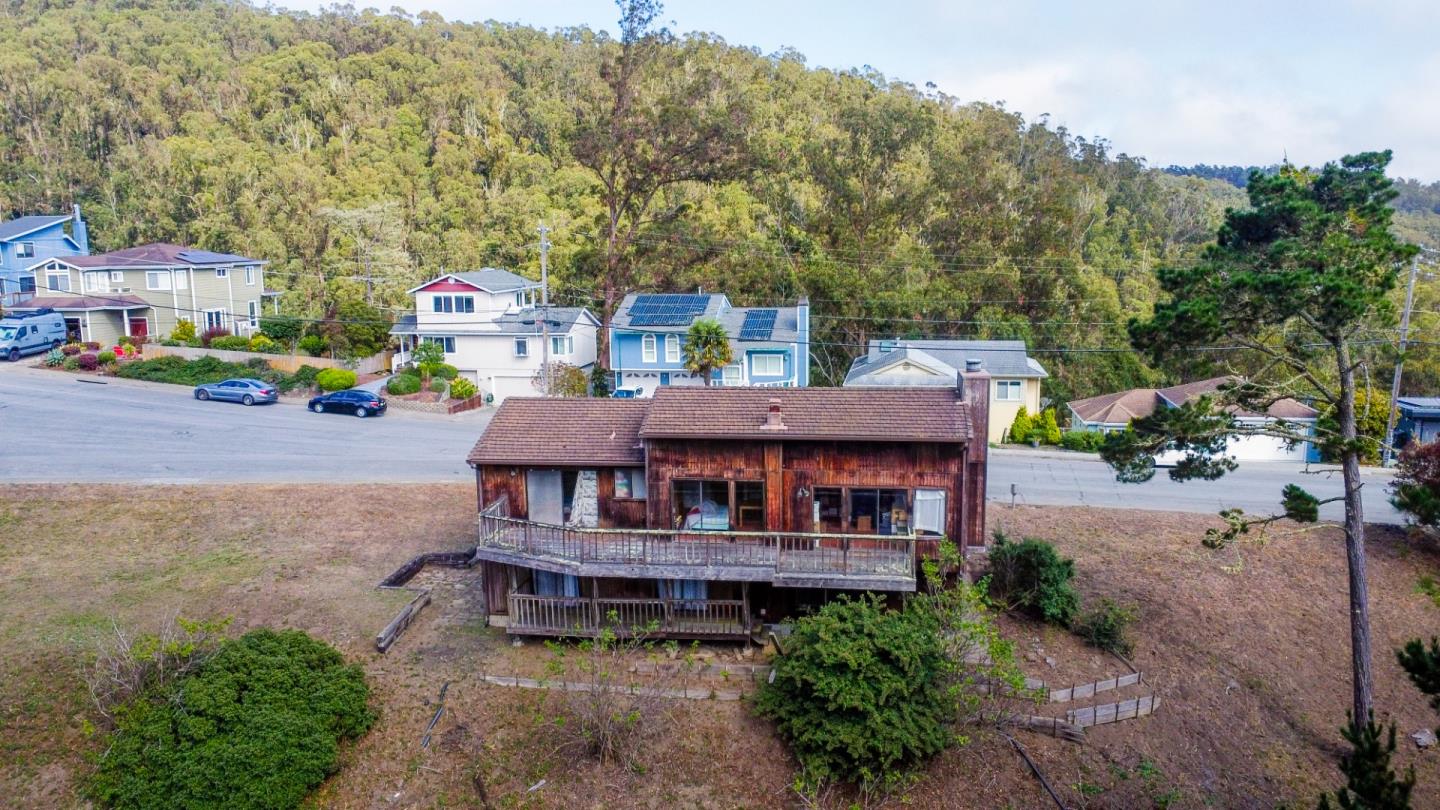 563 El Granada Boulevard