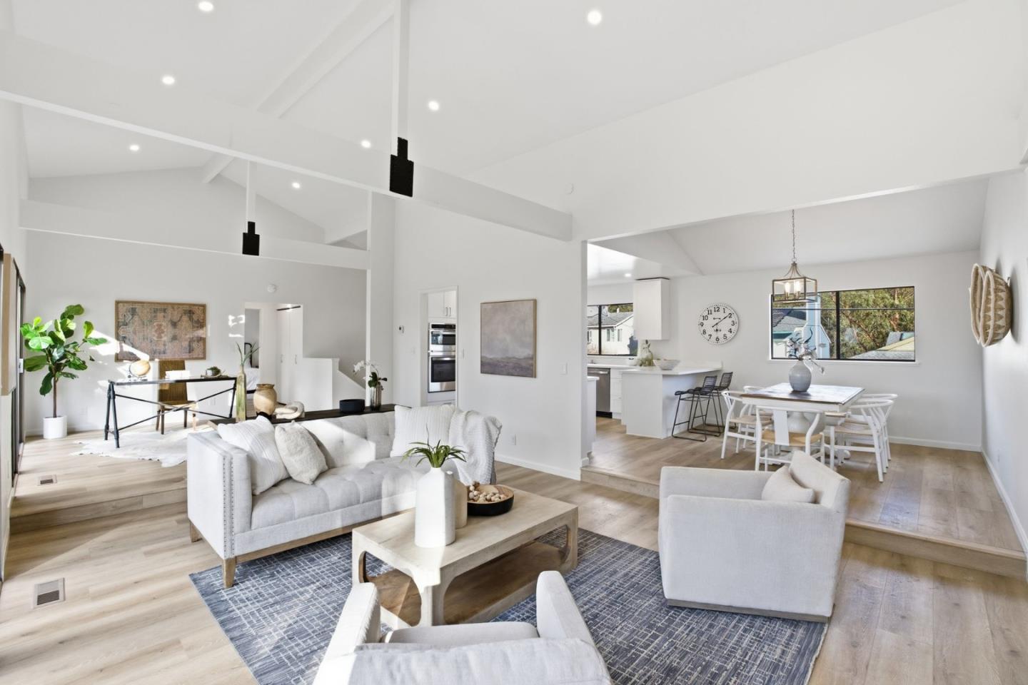 563 El Granada Boulevard