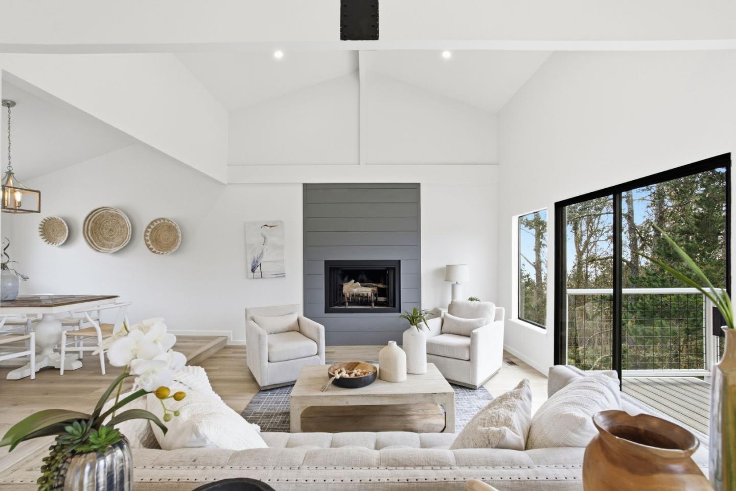 563 El Granada Boulevard