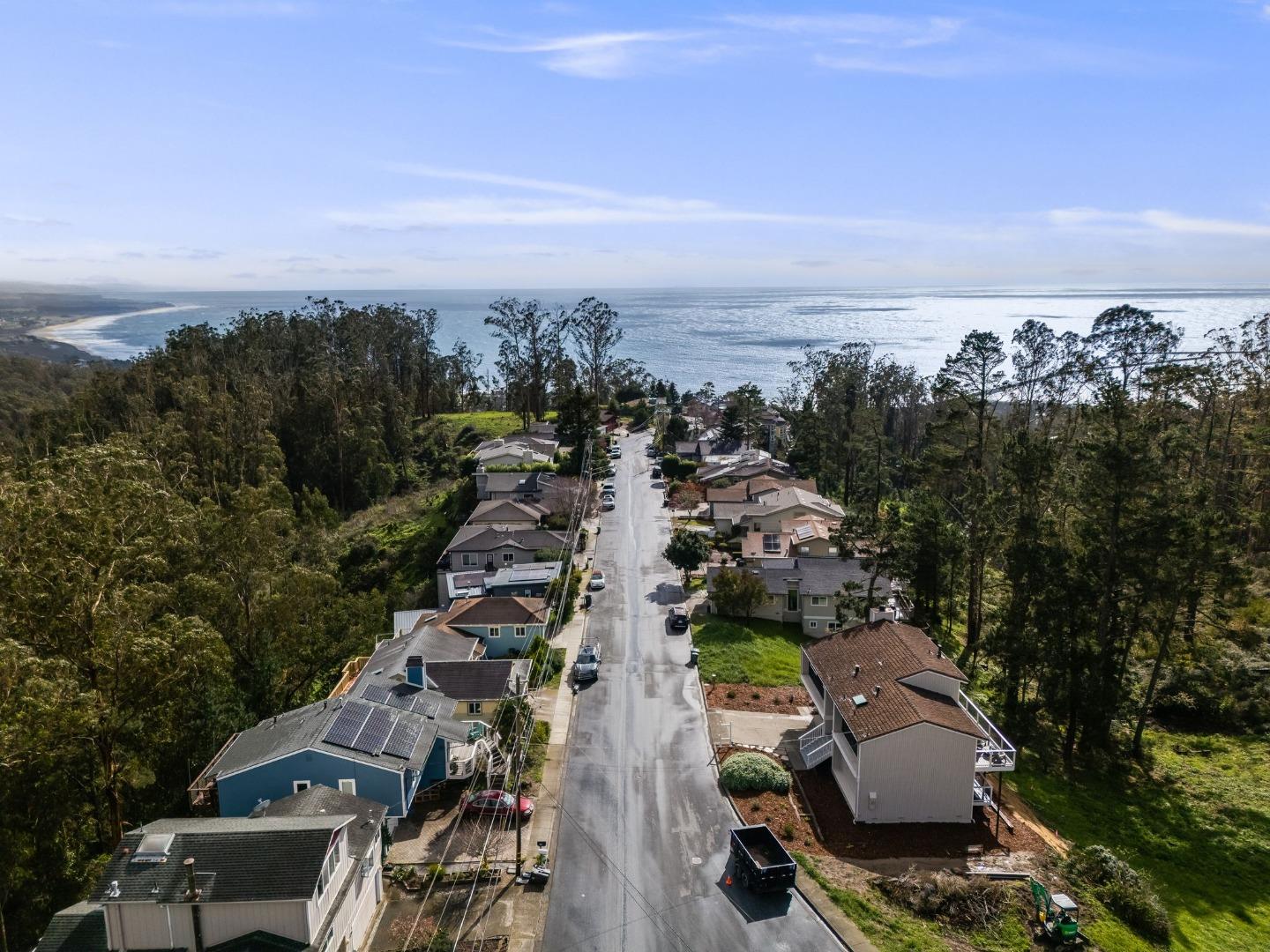 563 El Granada Boulevard