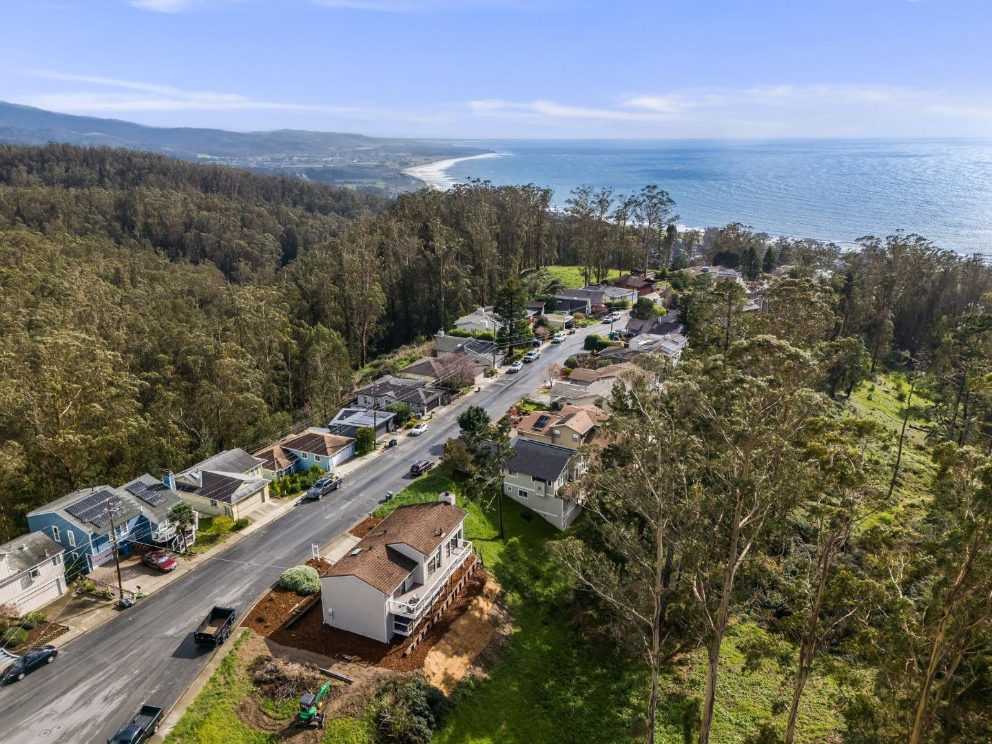 563 El Granada Boulevard