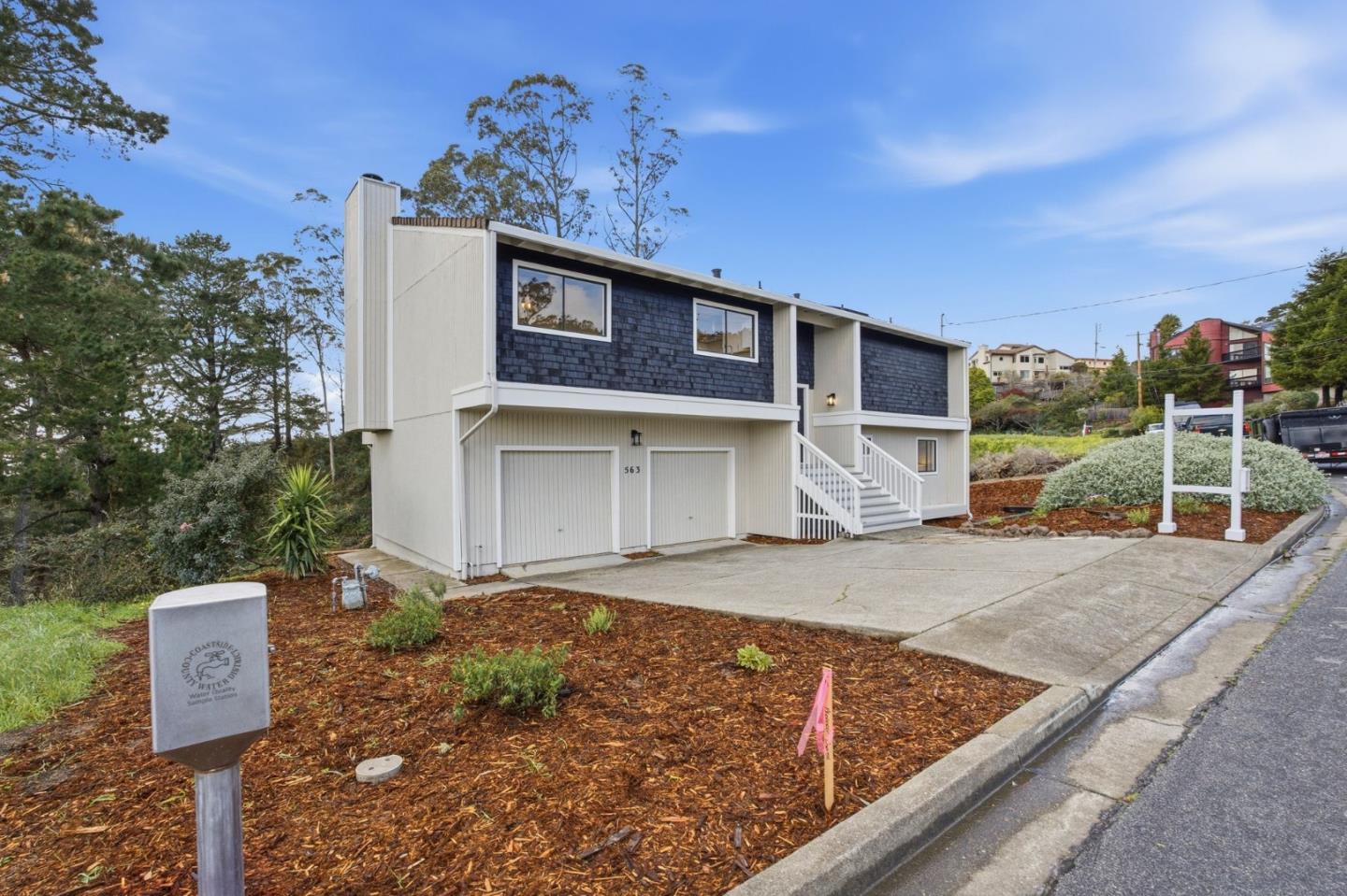 563 El Granada Boulevard