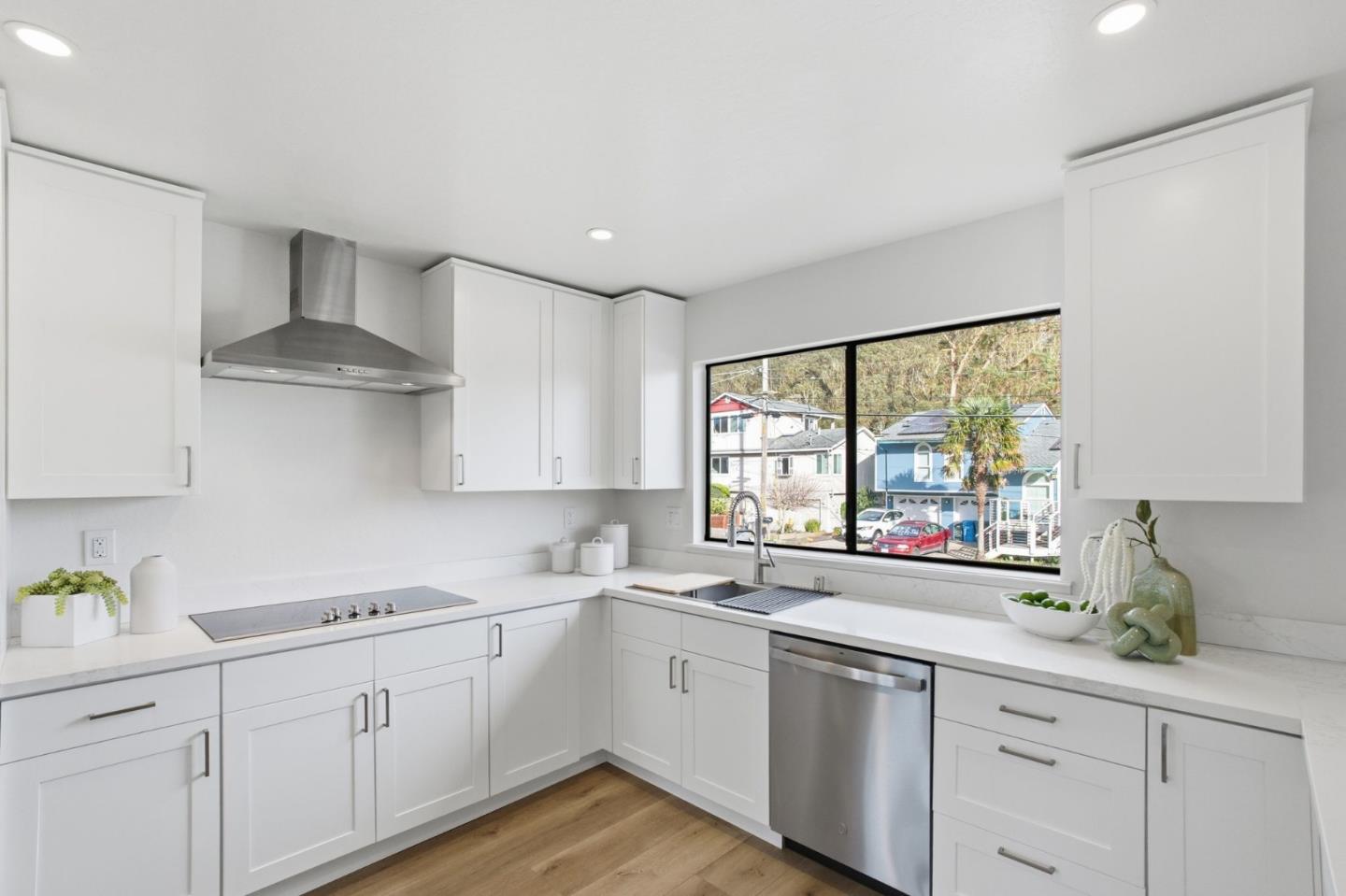 563 El Granada Boulevard