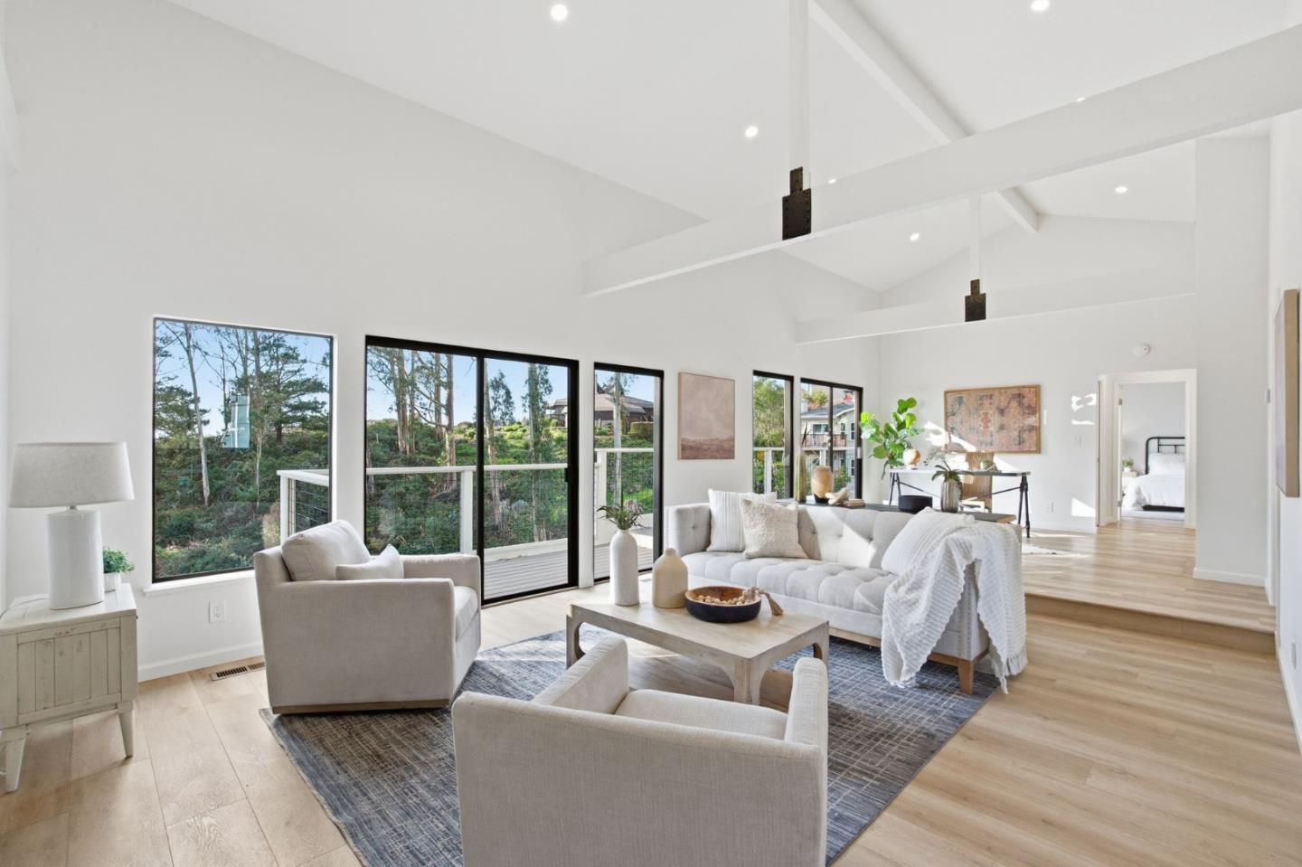 563 El Granada Boulevard