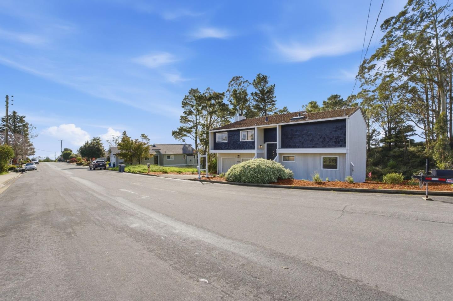 563 El Granada Boulevard