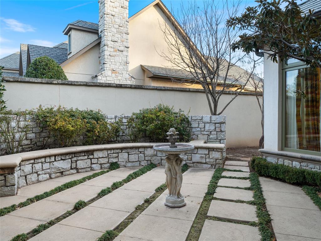 2422 Grand Circle
