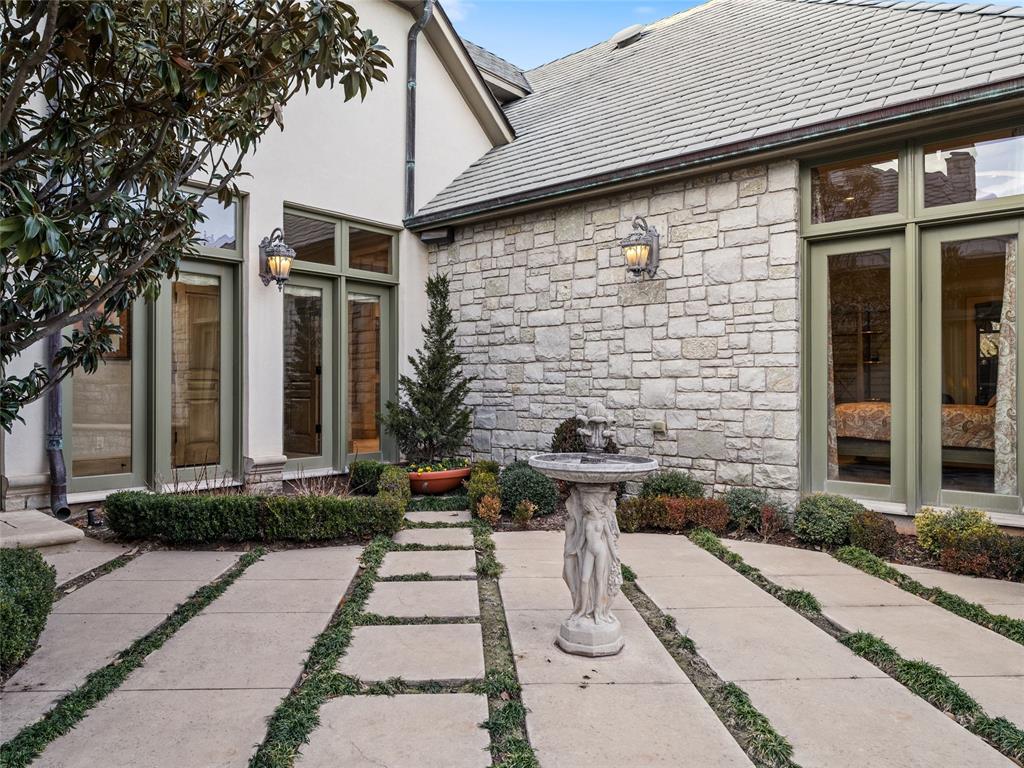 2422 Grand Circle
