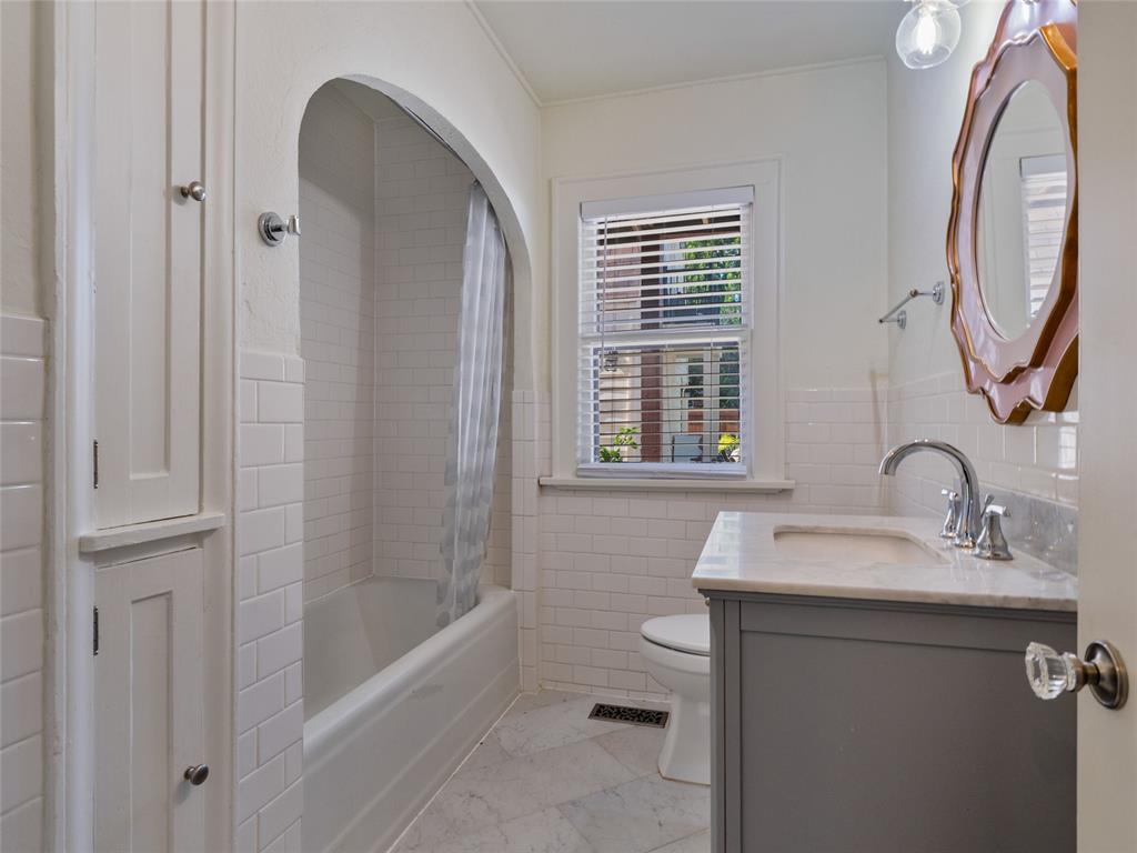 212 Edgemere Court