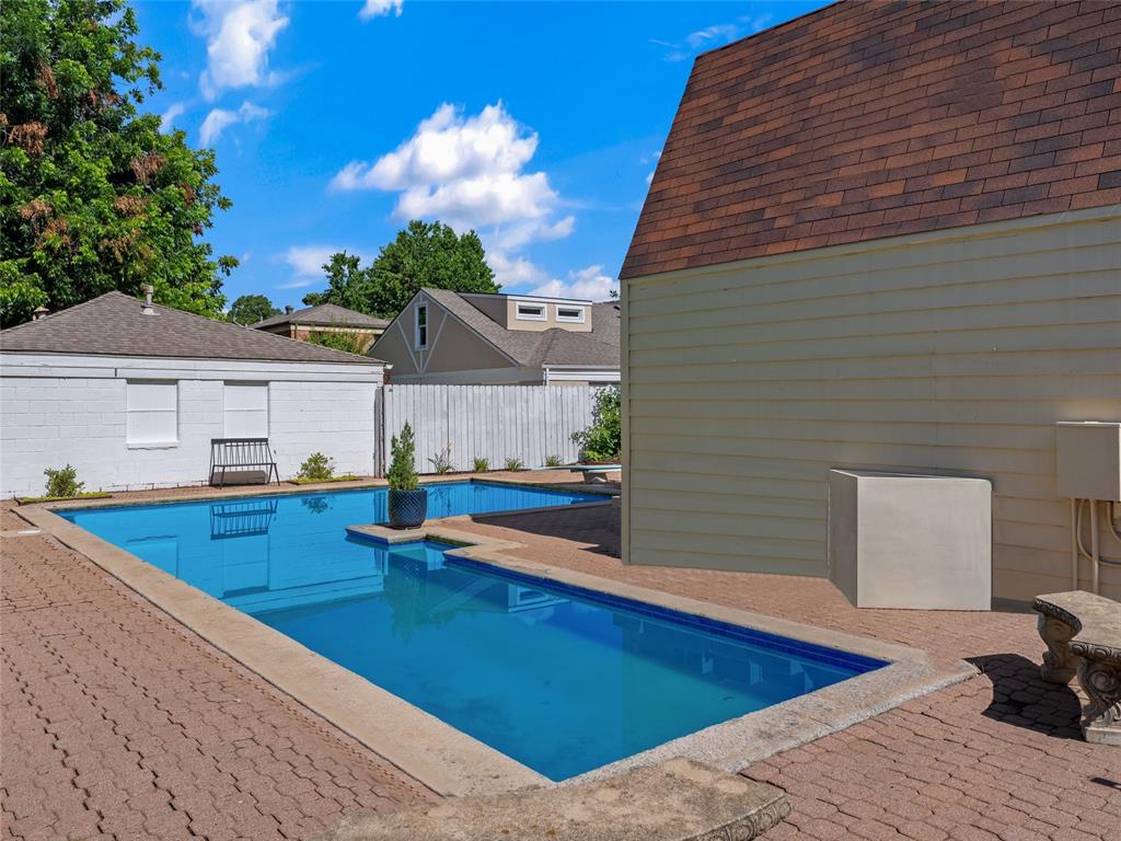 212 Edgemere Court