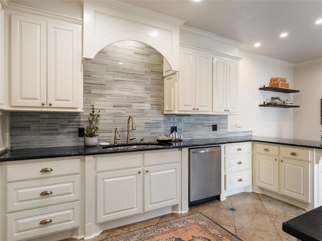 6208 Waterford Boulevard Unit: 112