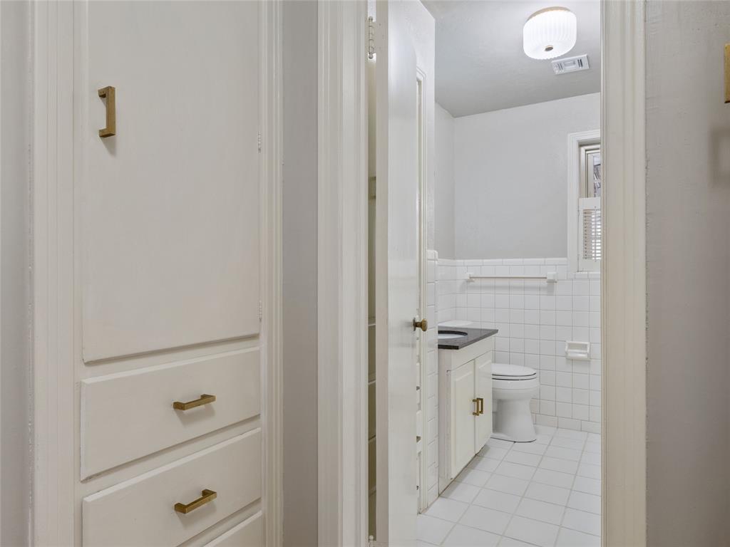 1835 Drakestone Avenue