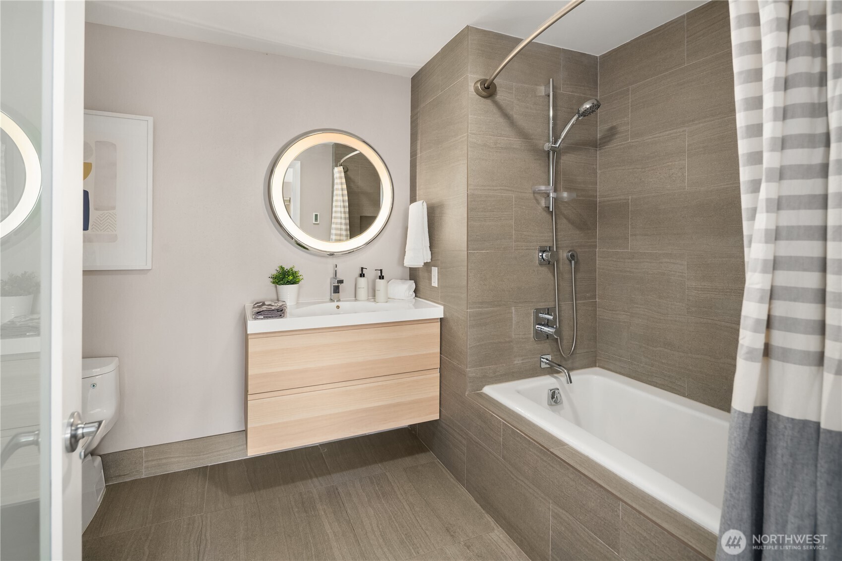 120 1st Avenue W Unit: 501