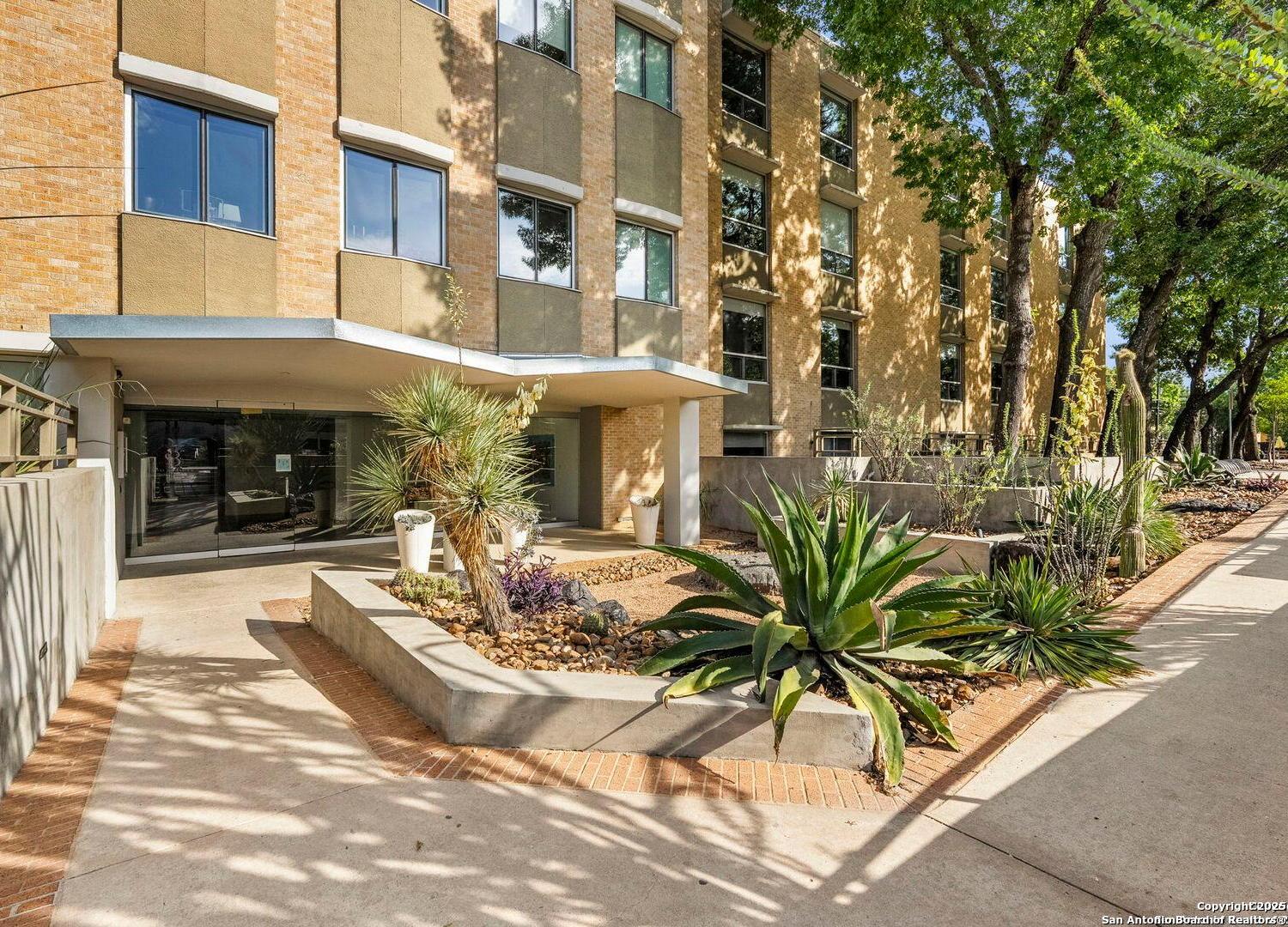 1115 S Alamo 2211