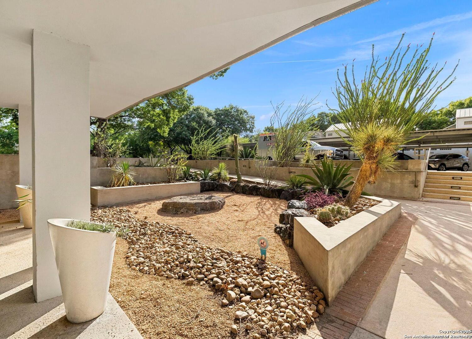 1115 S Alamo 2211