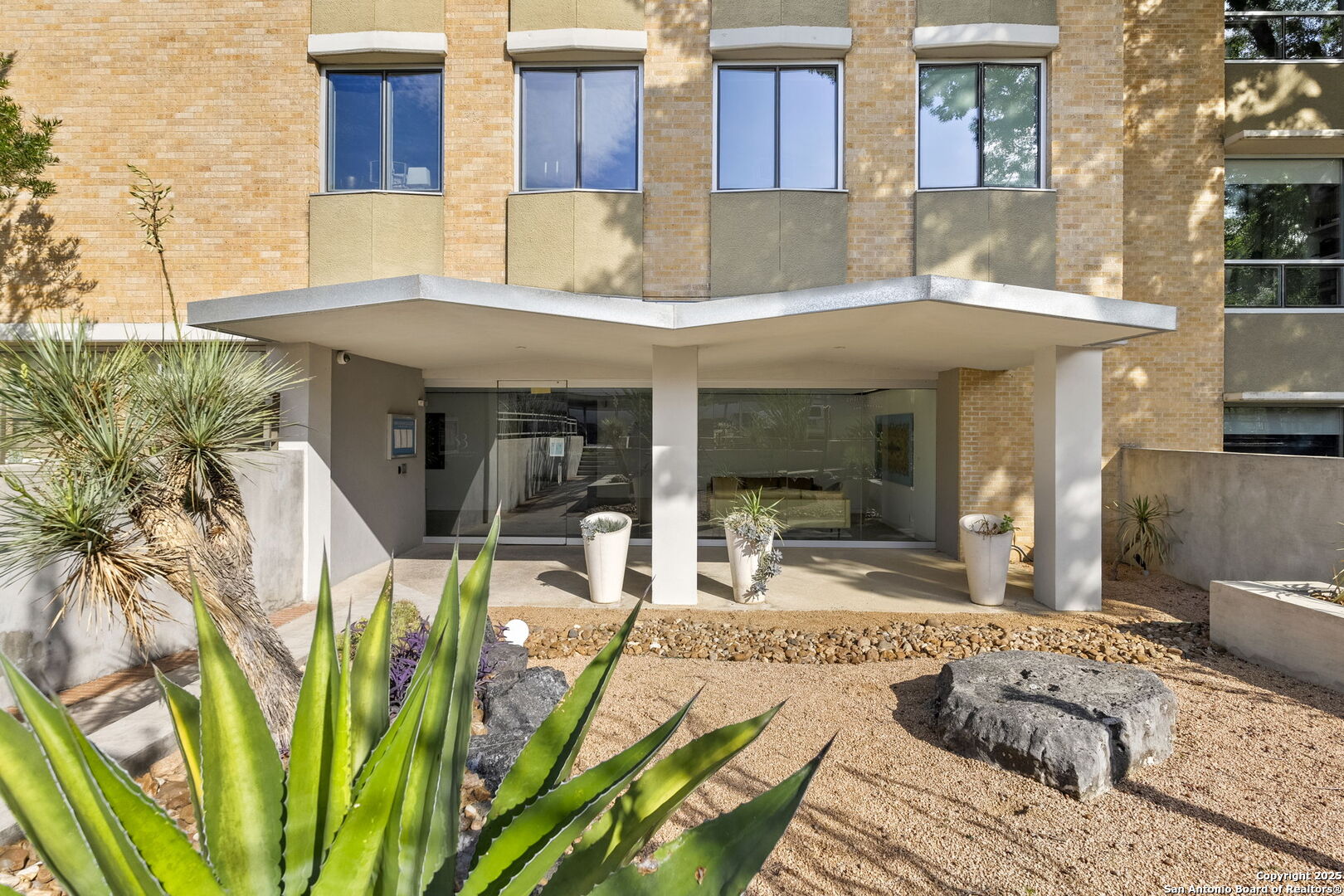 1115 S Alamo 2211