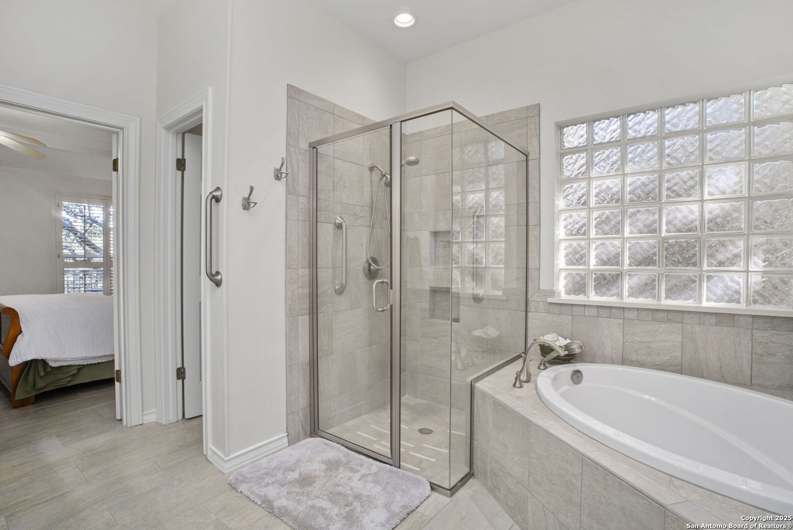 16222 Robinwood Ln