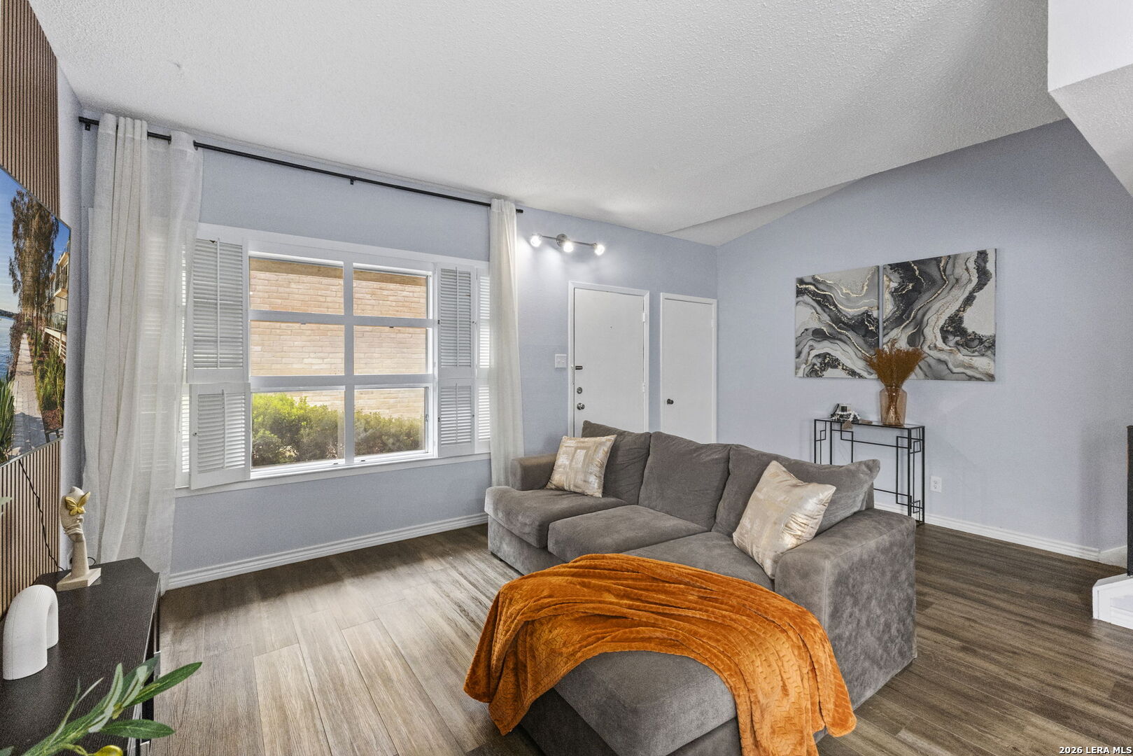 7123 Thrush View 8