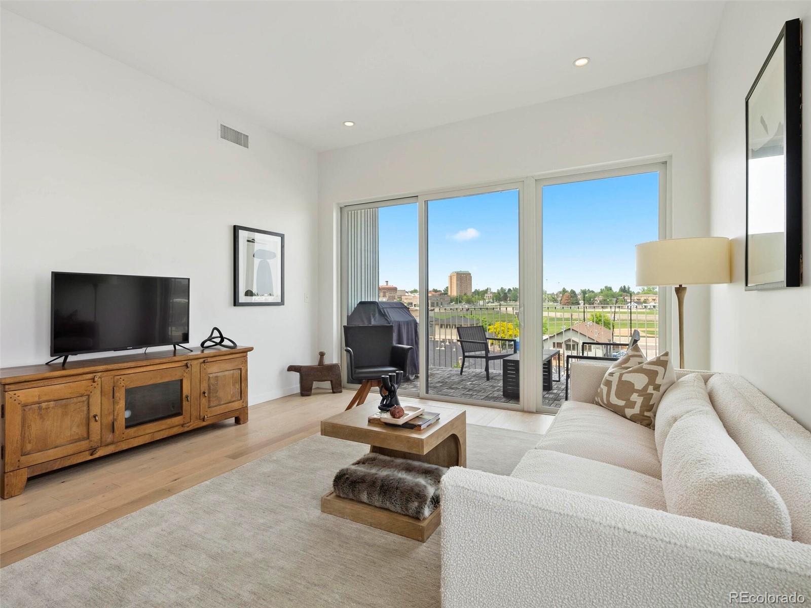 2752 Clay Street Unit: 404