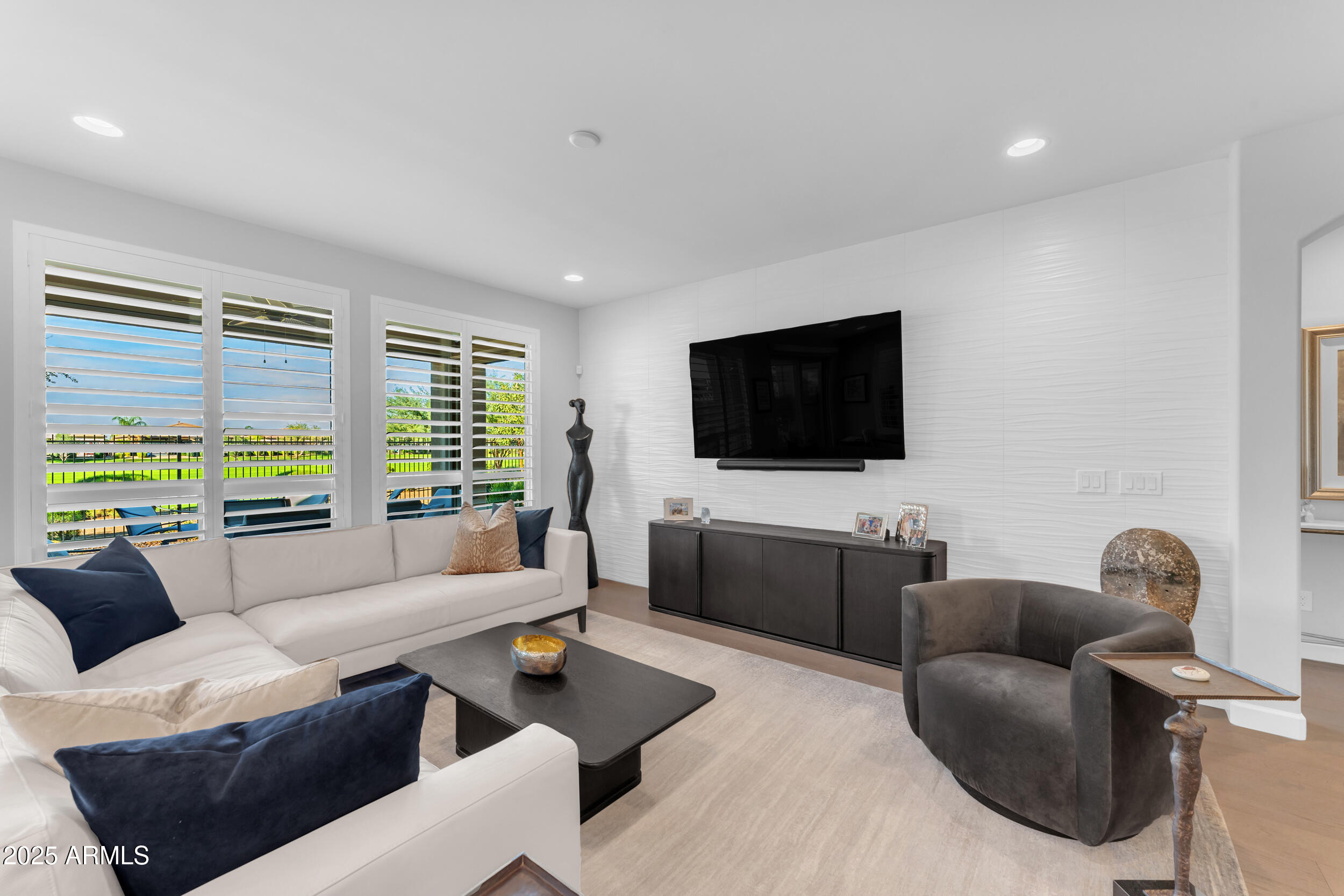 374 E BRACCIANO Avenue