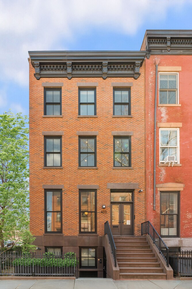 435 HENRY Street