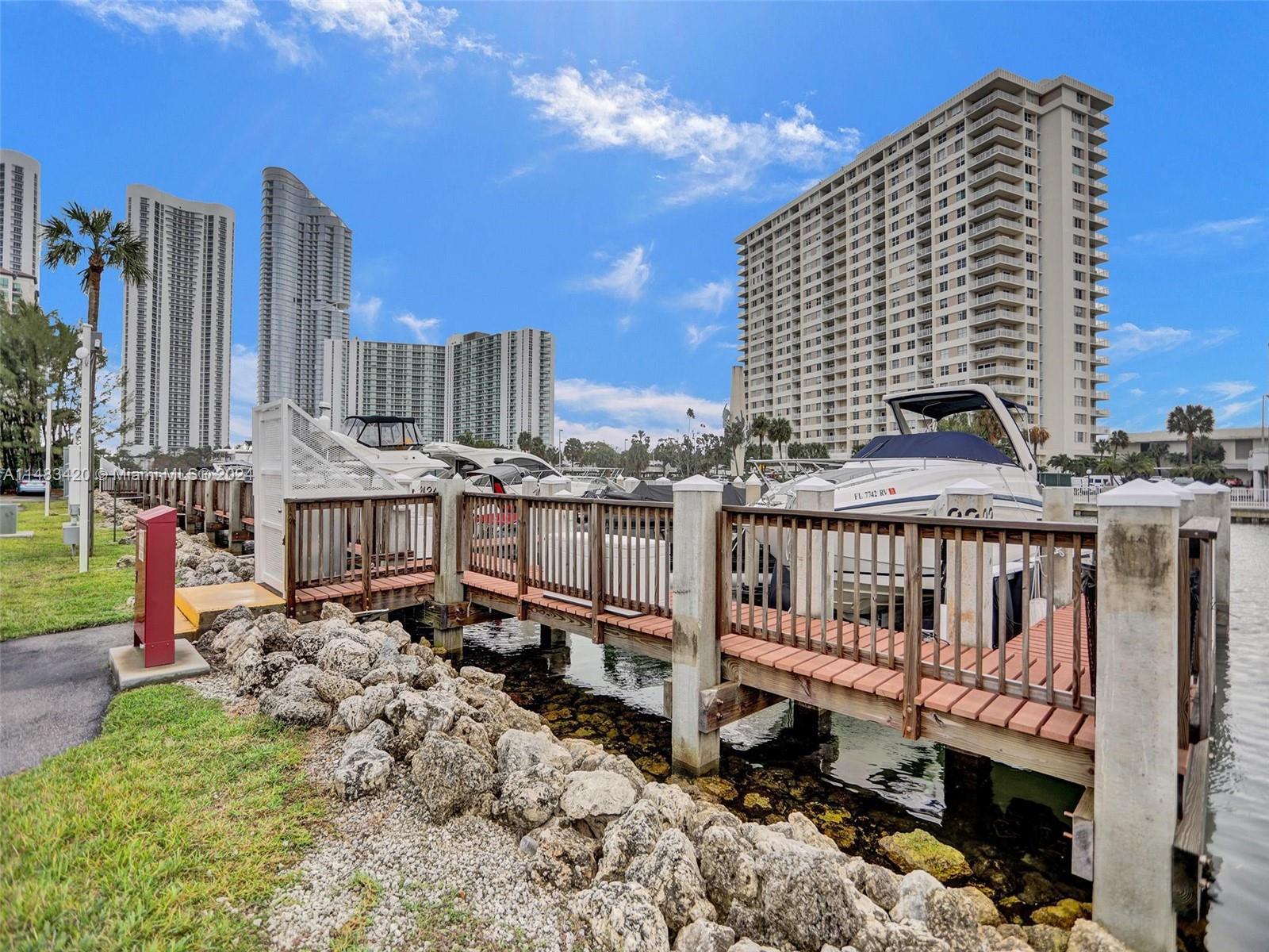 400 Kings Point Dr Unit: 724