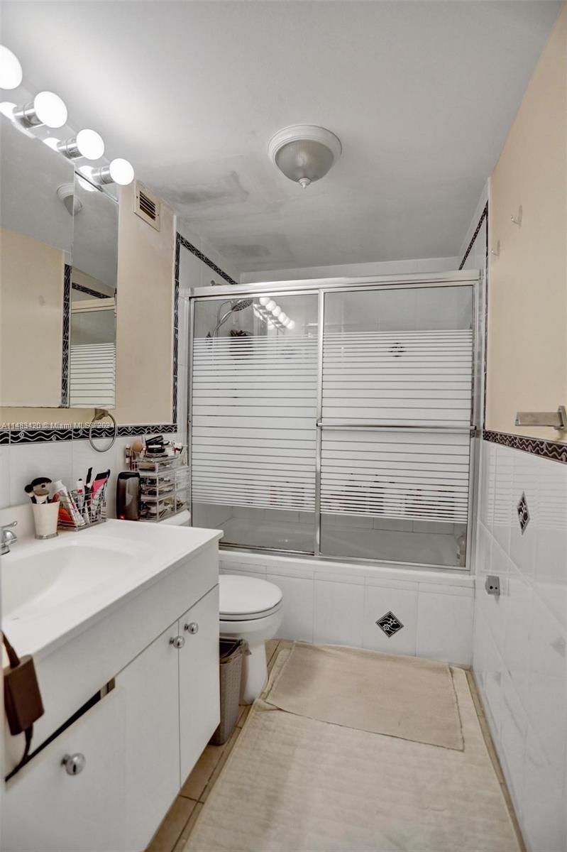 400 Kings Point Dr Unit: 724
