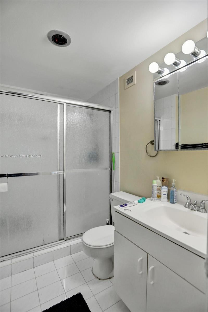 400 Kings Point Dr Unit: 724