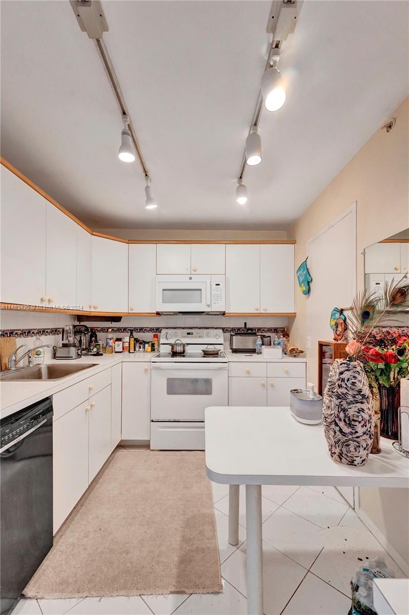 400 Kings Point Dr Unit: 724
