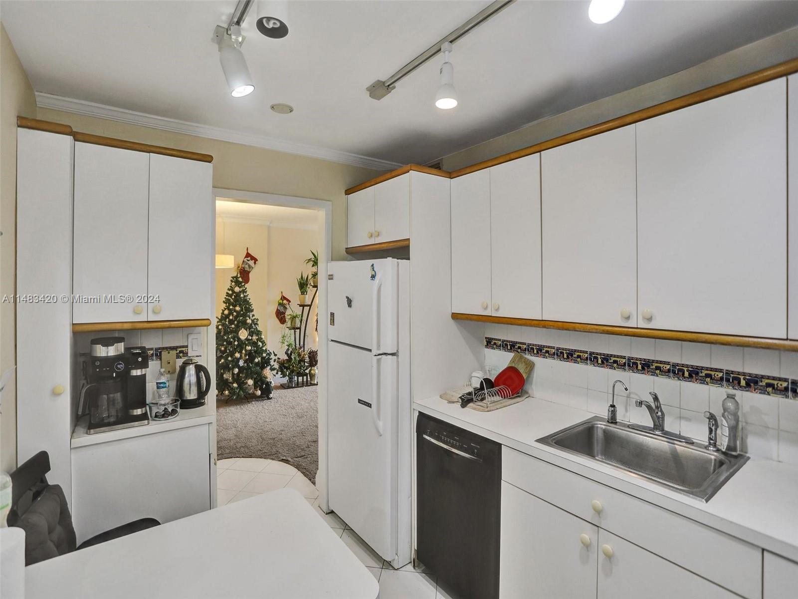 400 Kings Point Dr Unit: 724