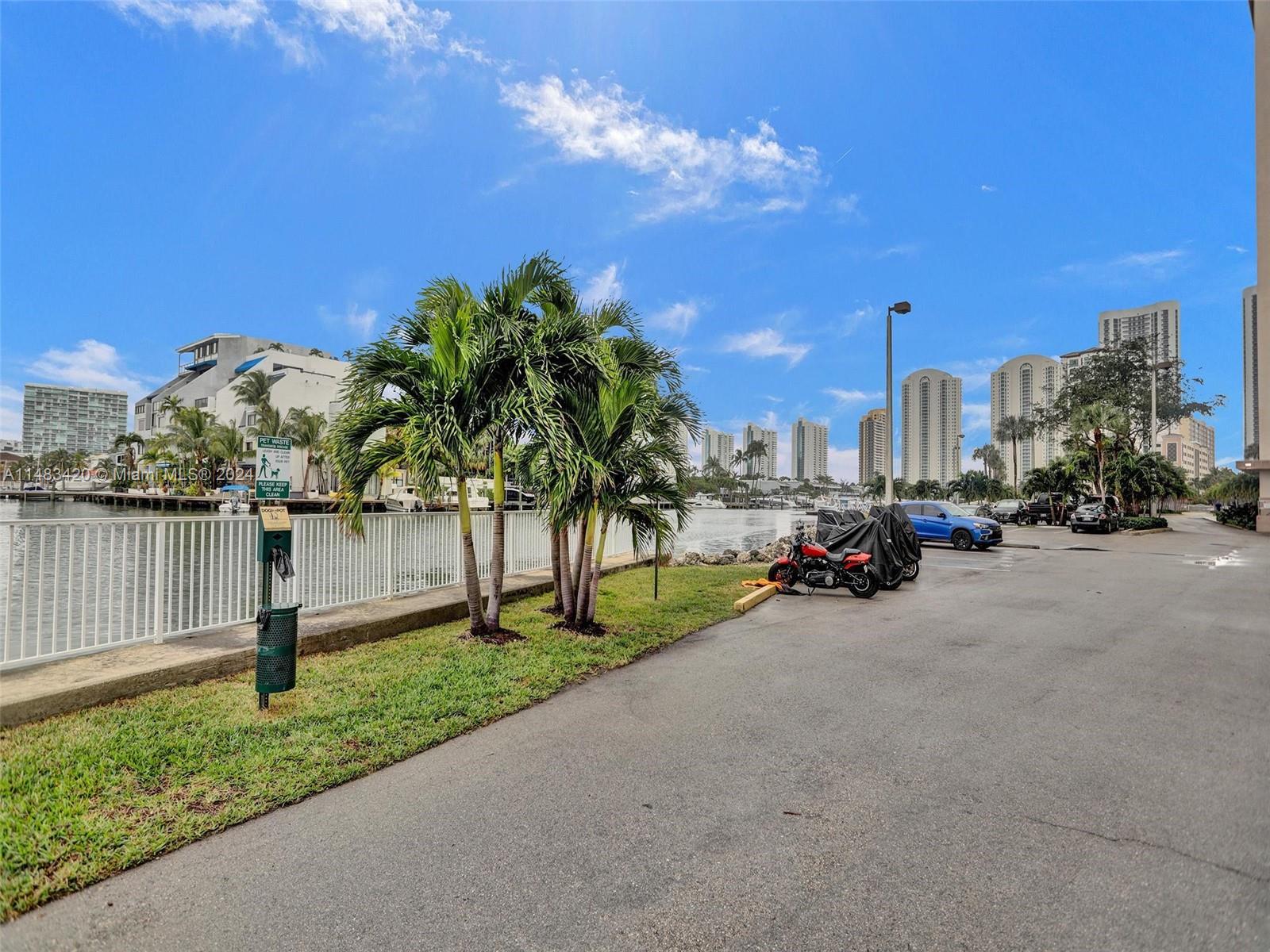 400 Kings Point Dr Unit: 724