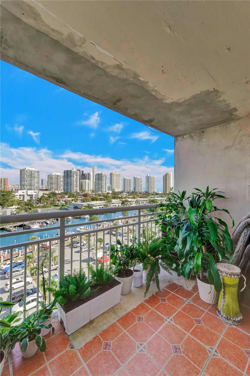 400 Kings Point Dr Unit: 724