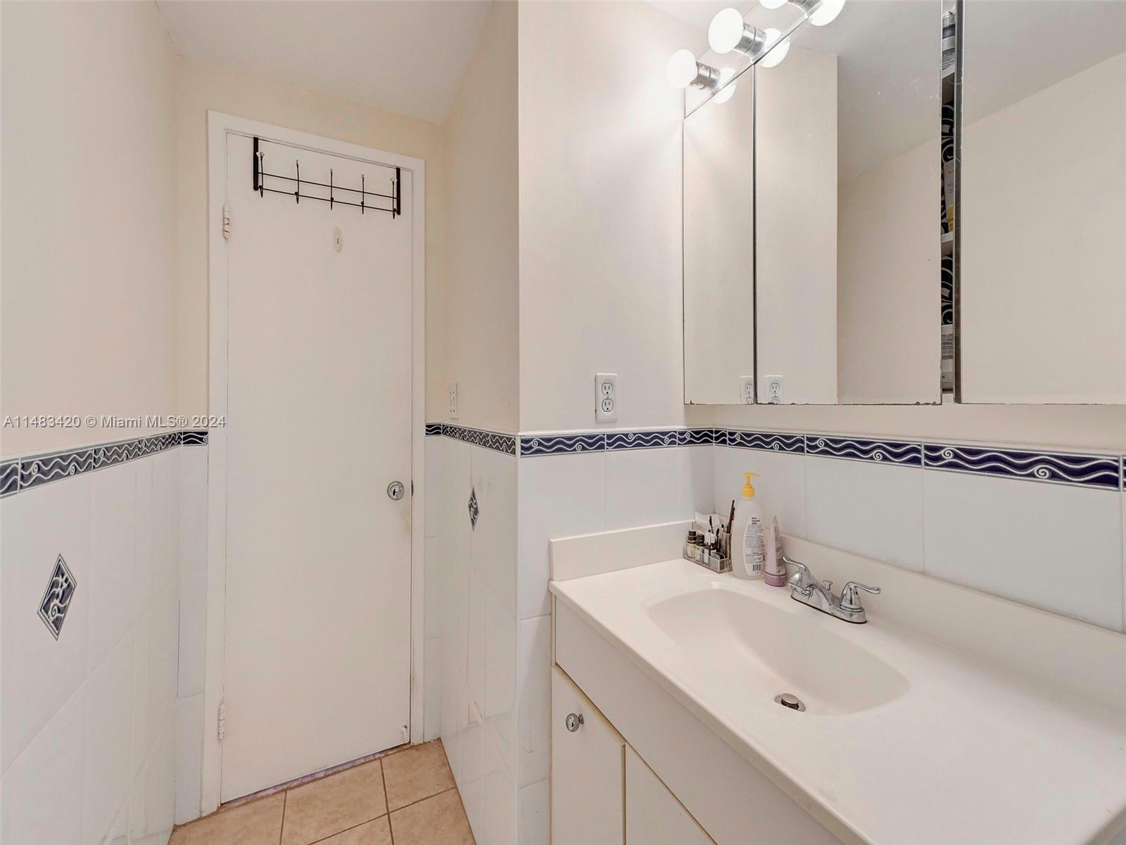 400 Kings Point Dr Unit: 724