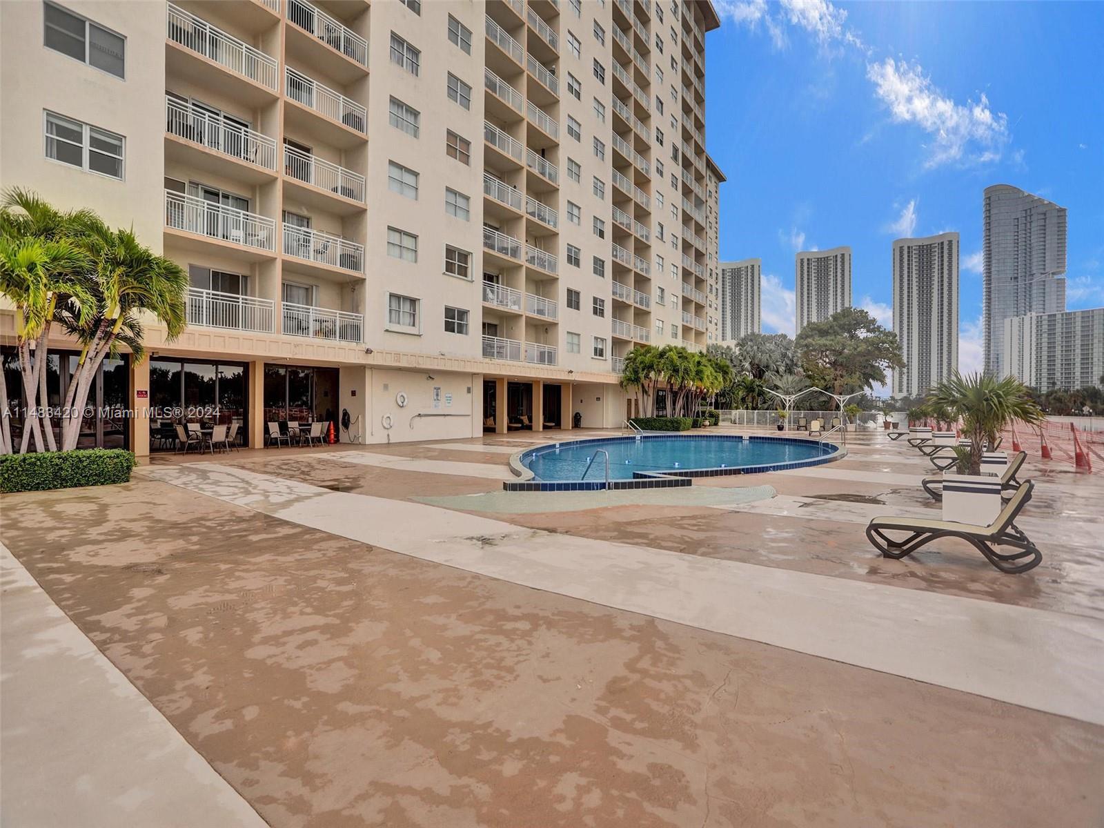 400 Kings Point Dr Unit: 724