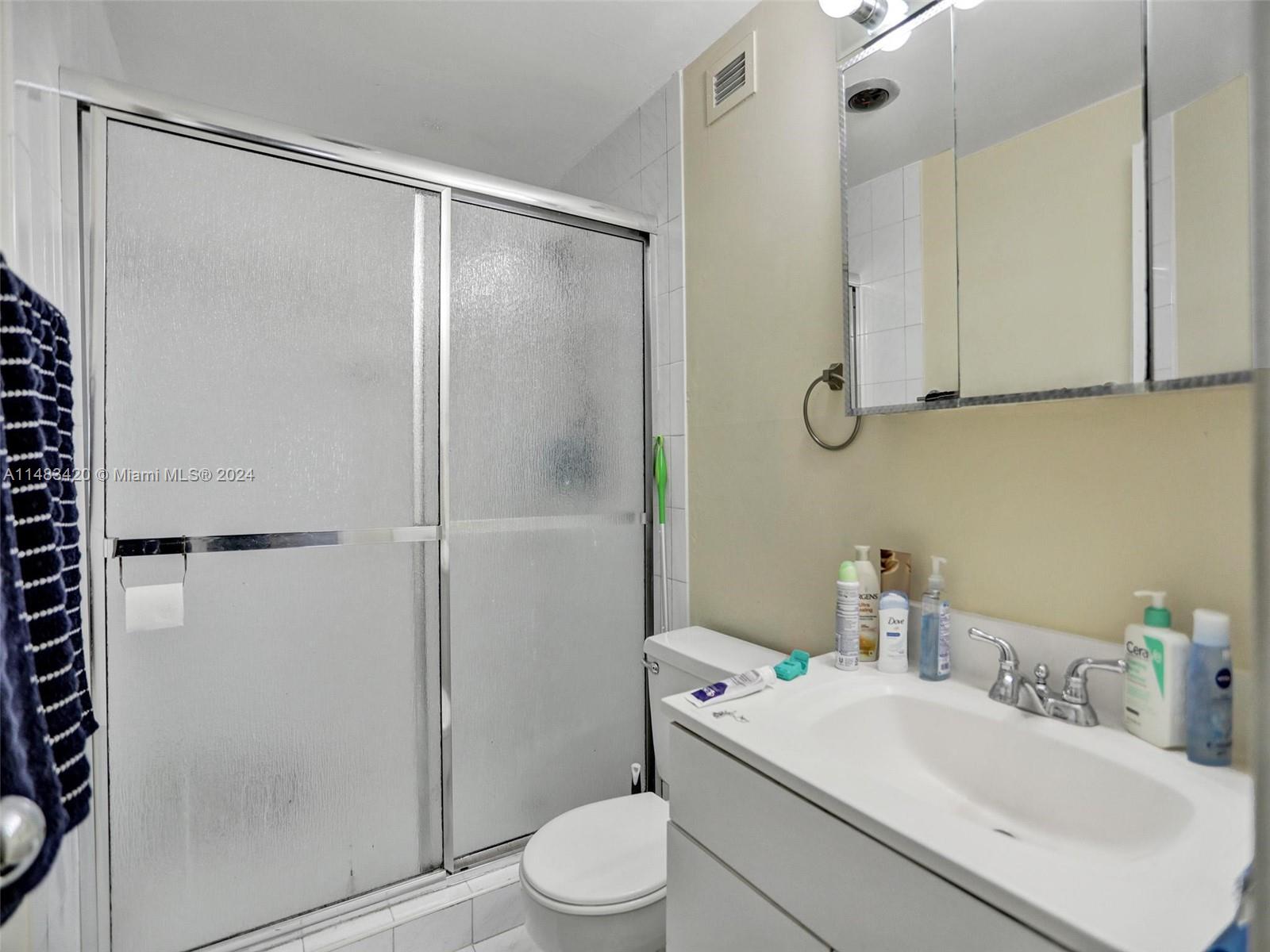 400 Kings Point Dr Unit: 724