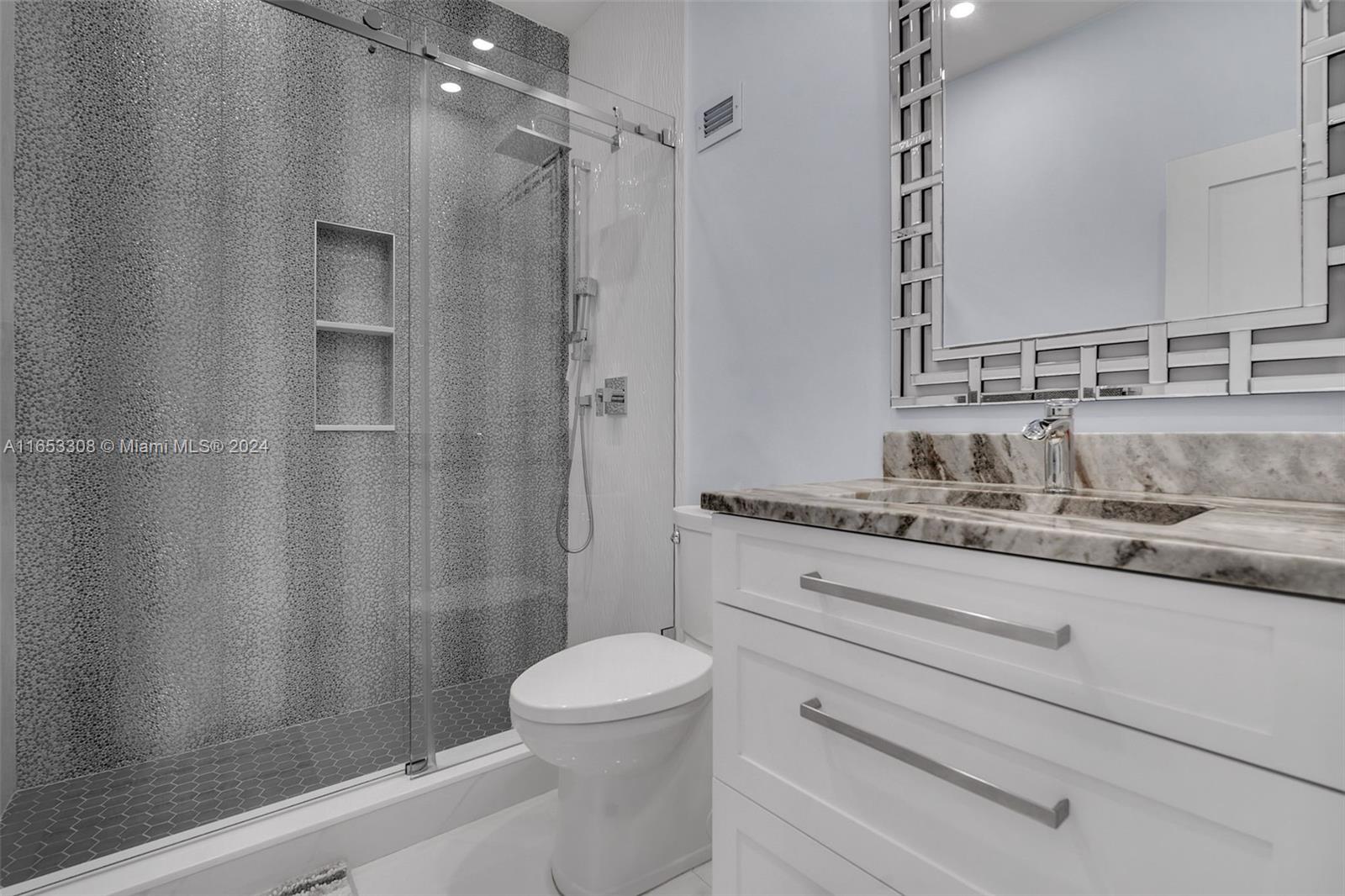 1600 S Ocean Dr Unit: PHB