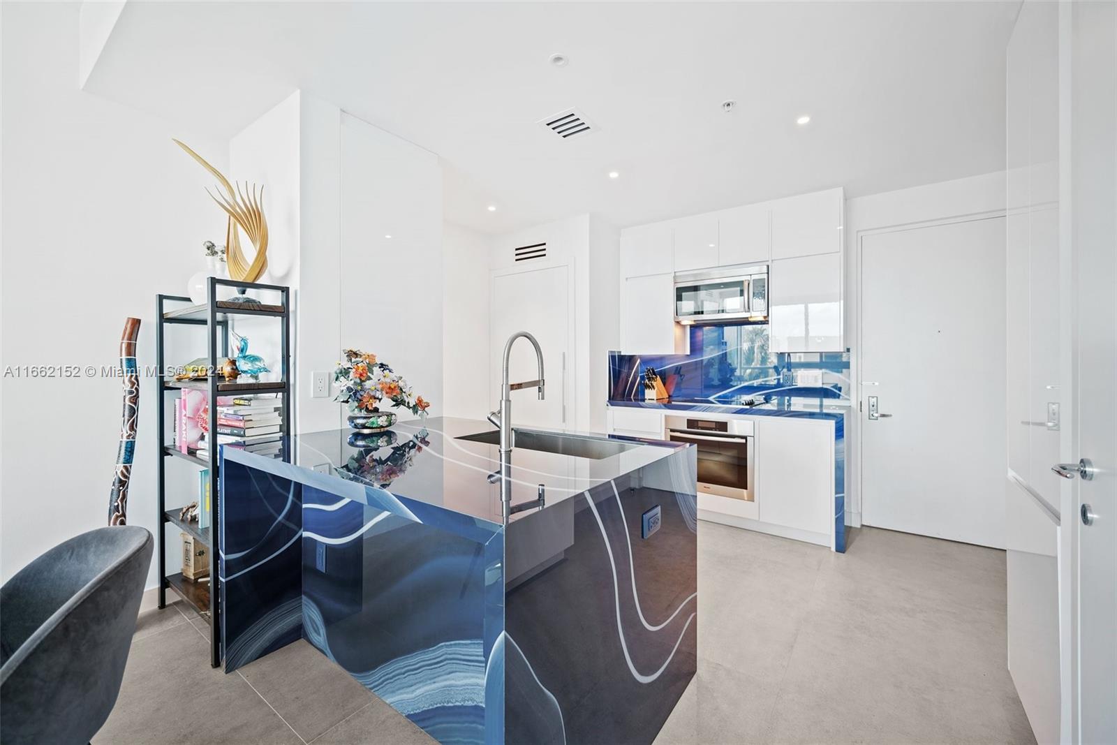 50 S Pointe Dr # 604