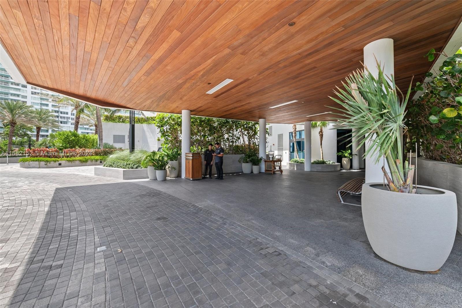 50 S Pointe Dr # 604