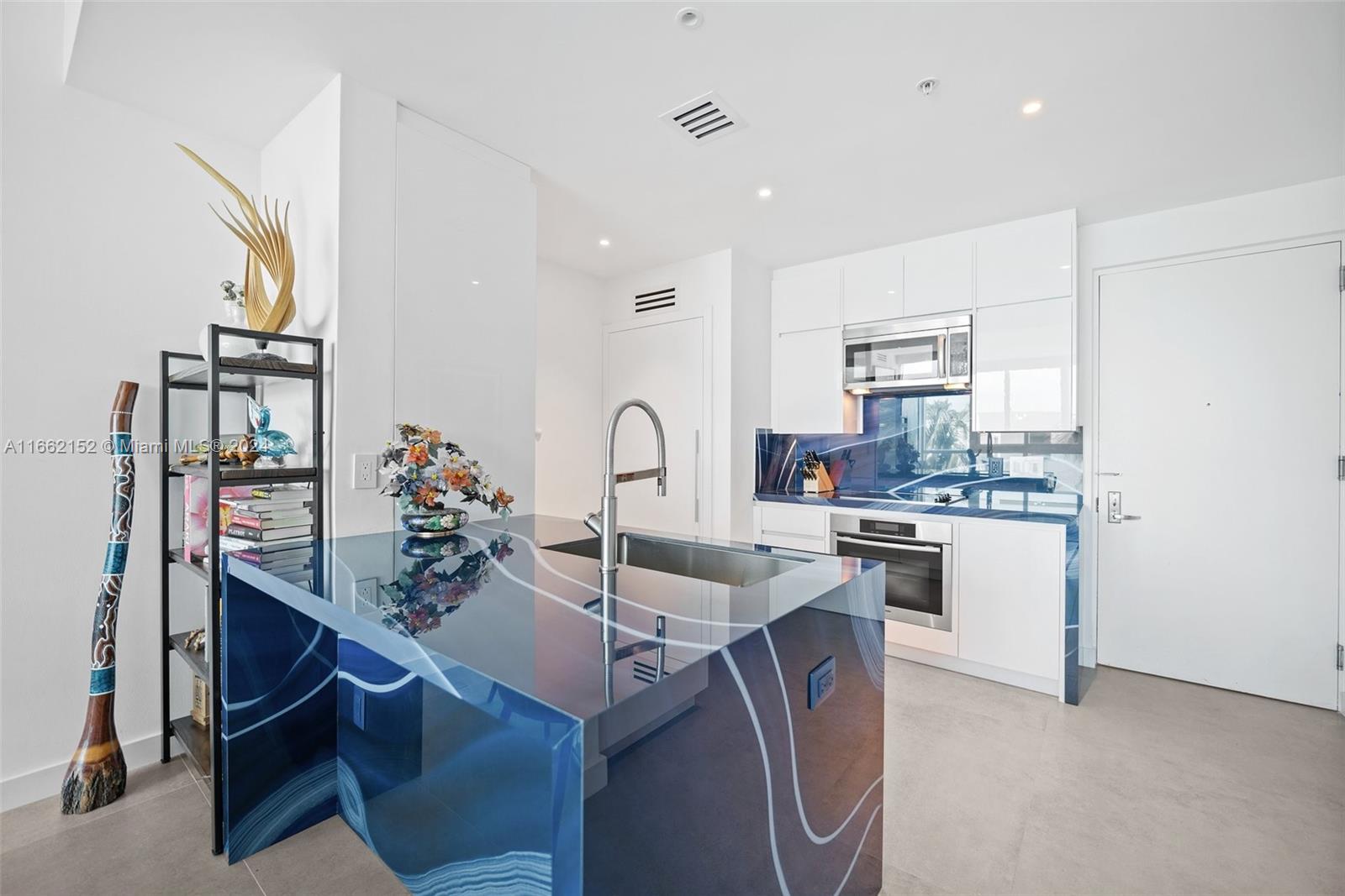 50 S Pointe Dr # 604