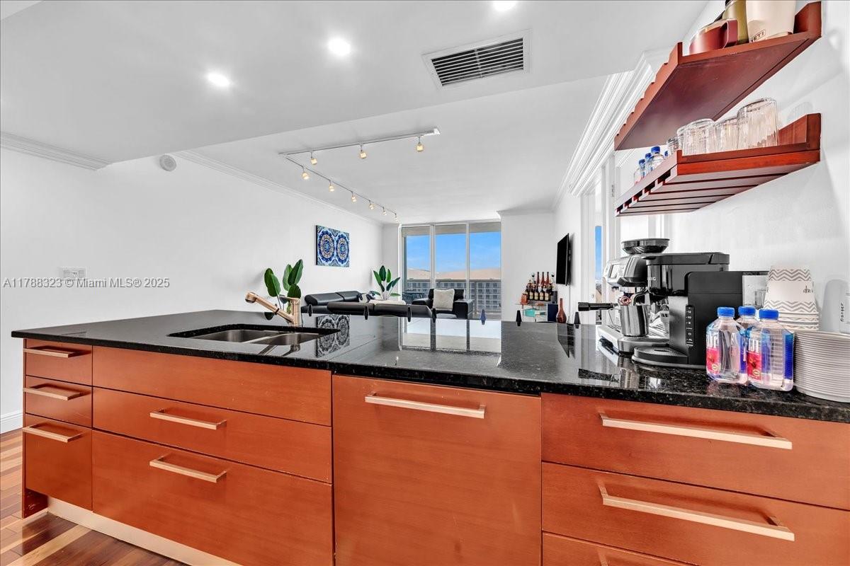 1830 S Ocean Dr Unit: LPH4910