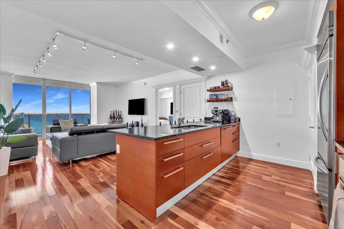 1830 S Ocean Dr Unit: LPH4910