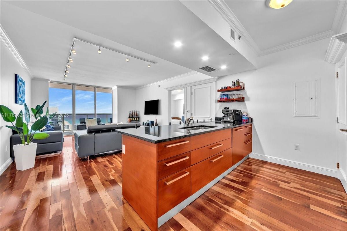 1830 S Ocean Dr Unit: LPH4910