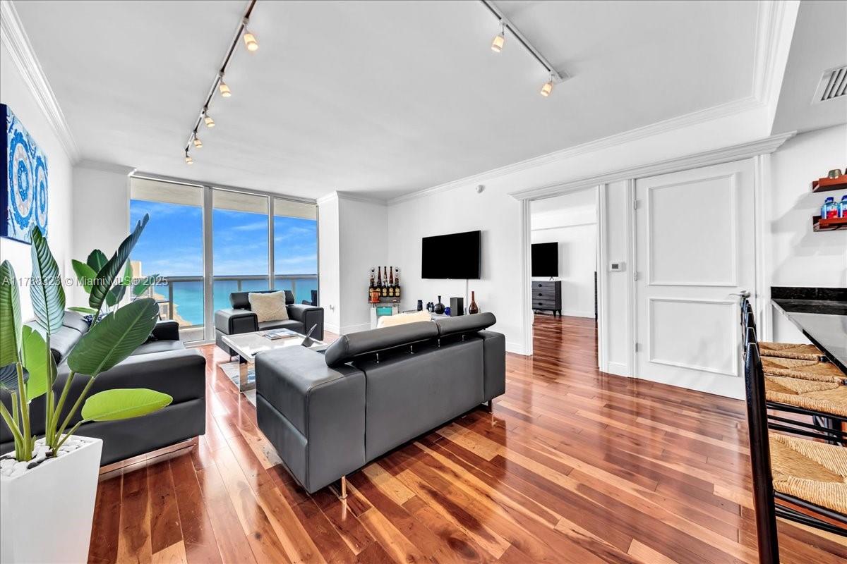 1830 S Ocean Dr Unit: LPH4910